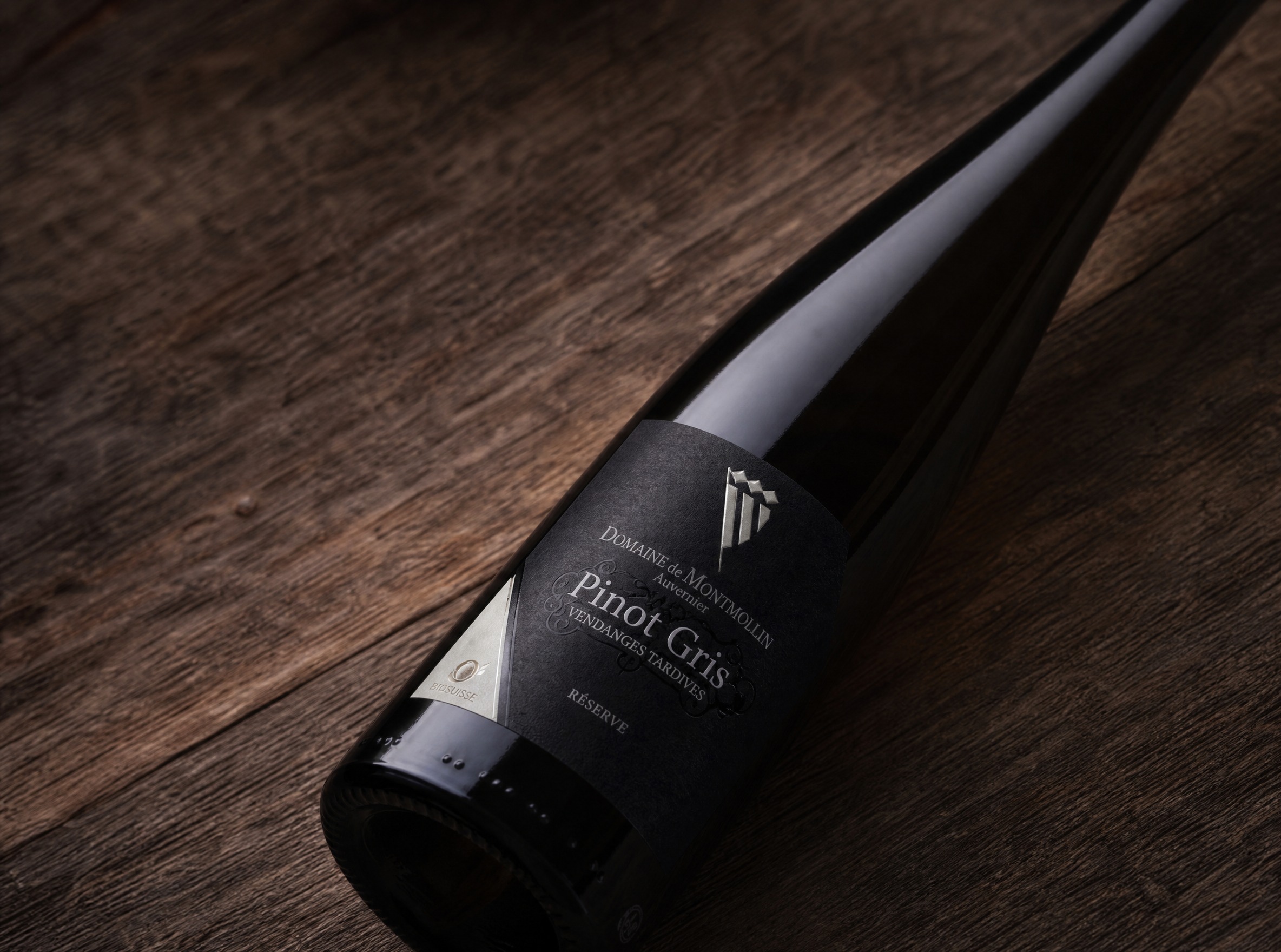 将图中的酒瓶替换为第二张图中的细长款Pinot Gris酒瓶，… - 图片创意预览