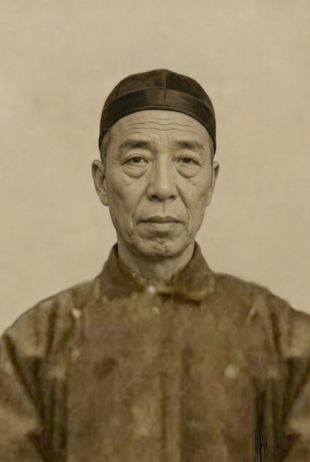 把图片人物面貌变成50岁的模样，帽子改为瓜皮小帽预览效果