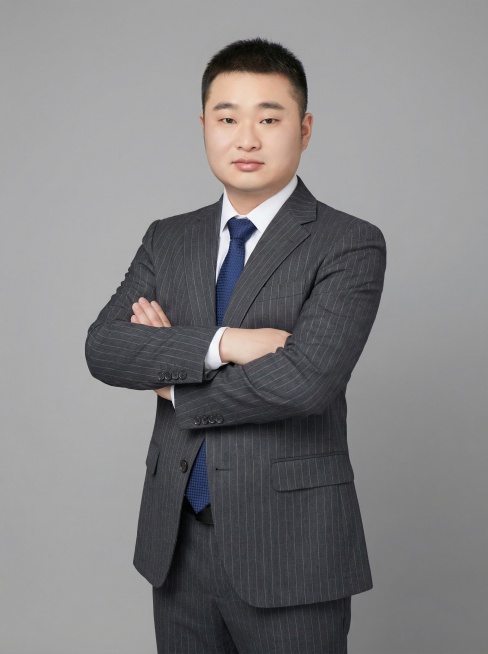 帮我生成图片：这是我的职业照，帮我按照我的照片，换不同西装，1. 单手插兜侧身站
2. 双手交叉抱胸站姿
3. 手肘支撑桌面坐姿
4. 侧身轻靠墙面/桌边站姿
5. 双手自然垂身正面站
6. 单手托腮预览效果