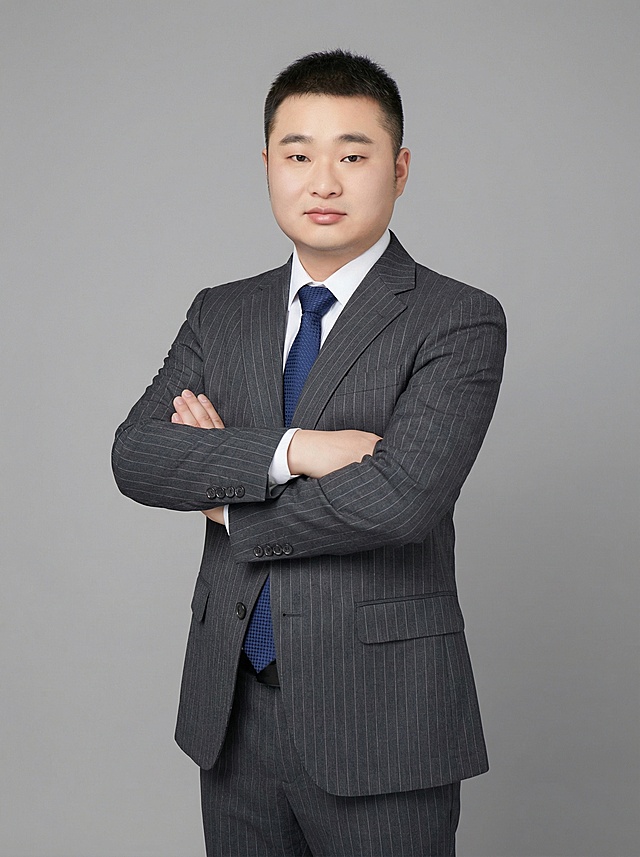 帮我生成图片：这是我的职业照，帮我按照我的照片，换不同西装，1. 单手插兜侧身站
2. 双手交叉抱胸站姿
3. 手肘支撑桌面坐姿
4. 侧身轻靠墙面/桌边站姿
5. 双手自然垂身正面站
6. 单手托腮桌面坐姿
7. 手持职业道具自然站姿
8. 侧身回头搭椅背坐姿
9. 单手搭椅背侧身站姿
10. 胸前比OK手势站姿，我要十张不同的图片，人物必须是我，不要改动。3：4比例。