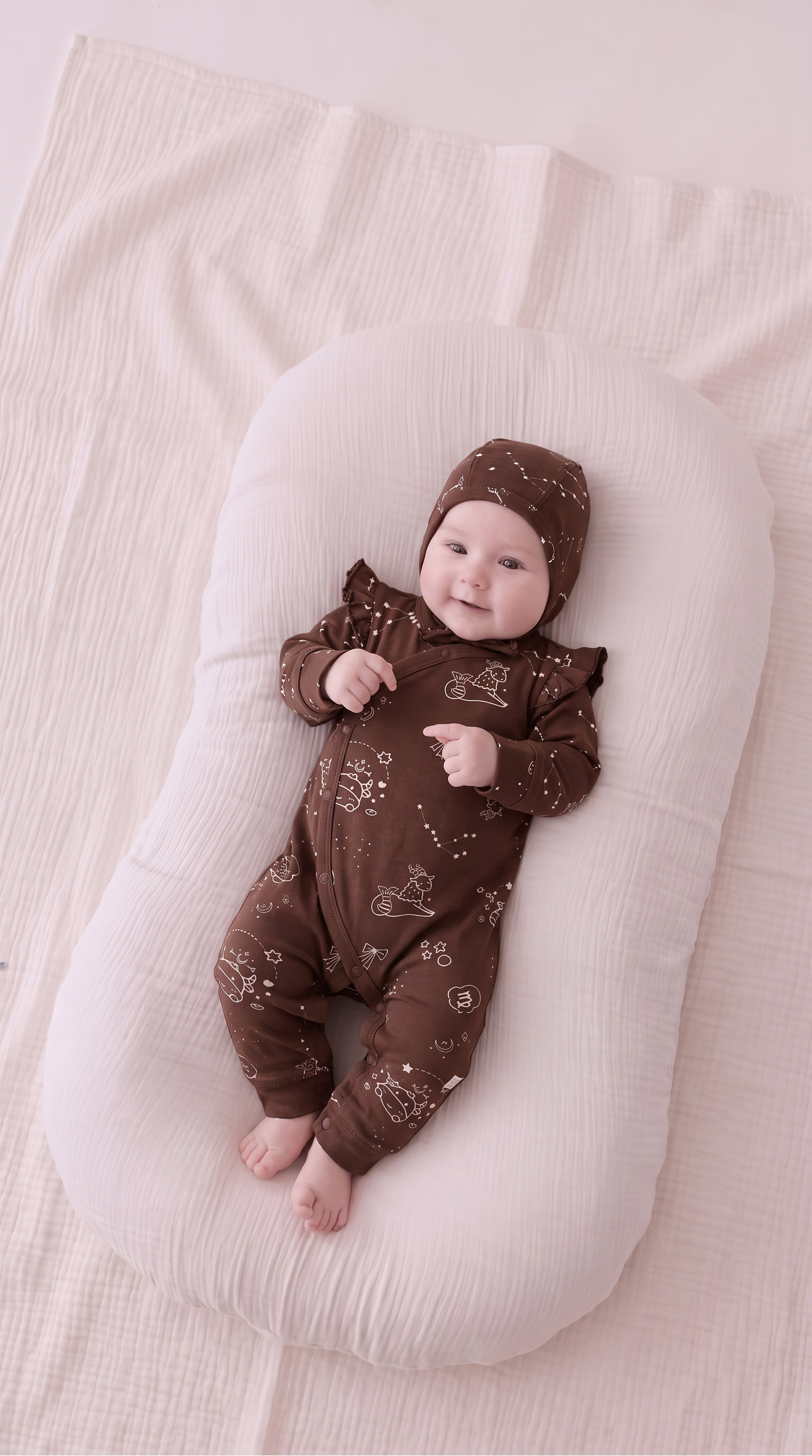 把图1模特的衣服替换成图2的衣服，保持图2衣服的颜色花型面料质… - 图片创意预览