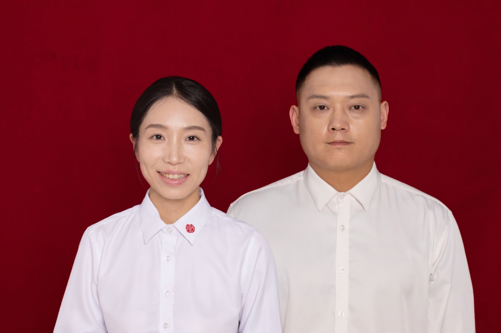 淡化照片中女生脸部的妆容，保留原本的人物脸型五官特征，保持照片整体风格不变预览效果