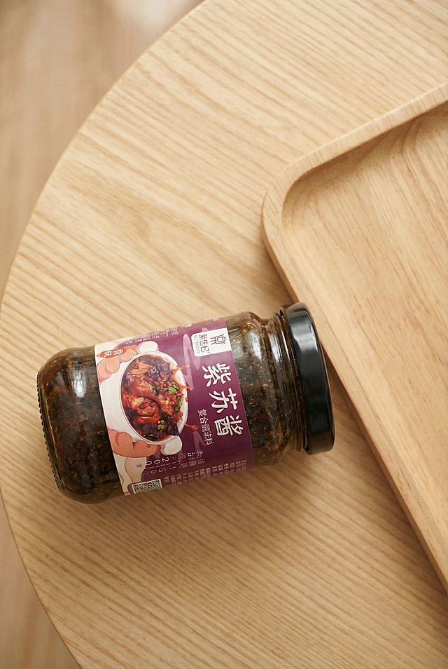 把瓶头向右，瓶尾向左