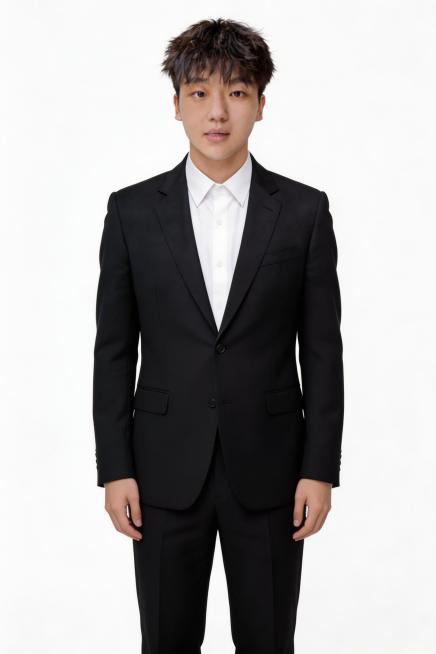 参考原照片人物的样貌特征，生成全身正装照片，人物的手臂自然垂直身体两侧，白色背景，西装正装，正式证件照风格预览效果