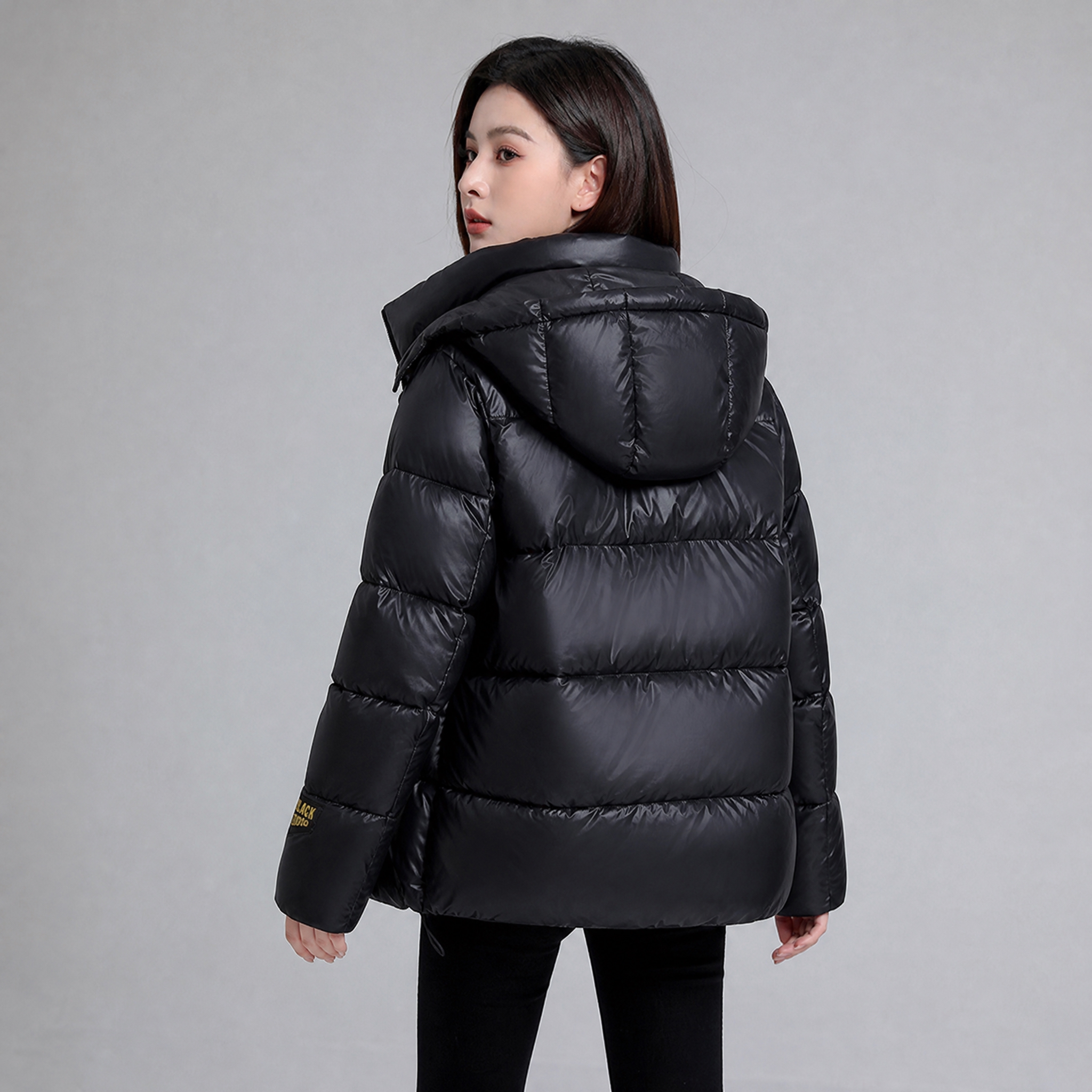 [主图-3] 背面模特穿搭展示，突出棉服后背版型与整体廓形。… - 图片创意预览
