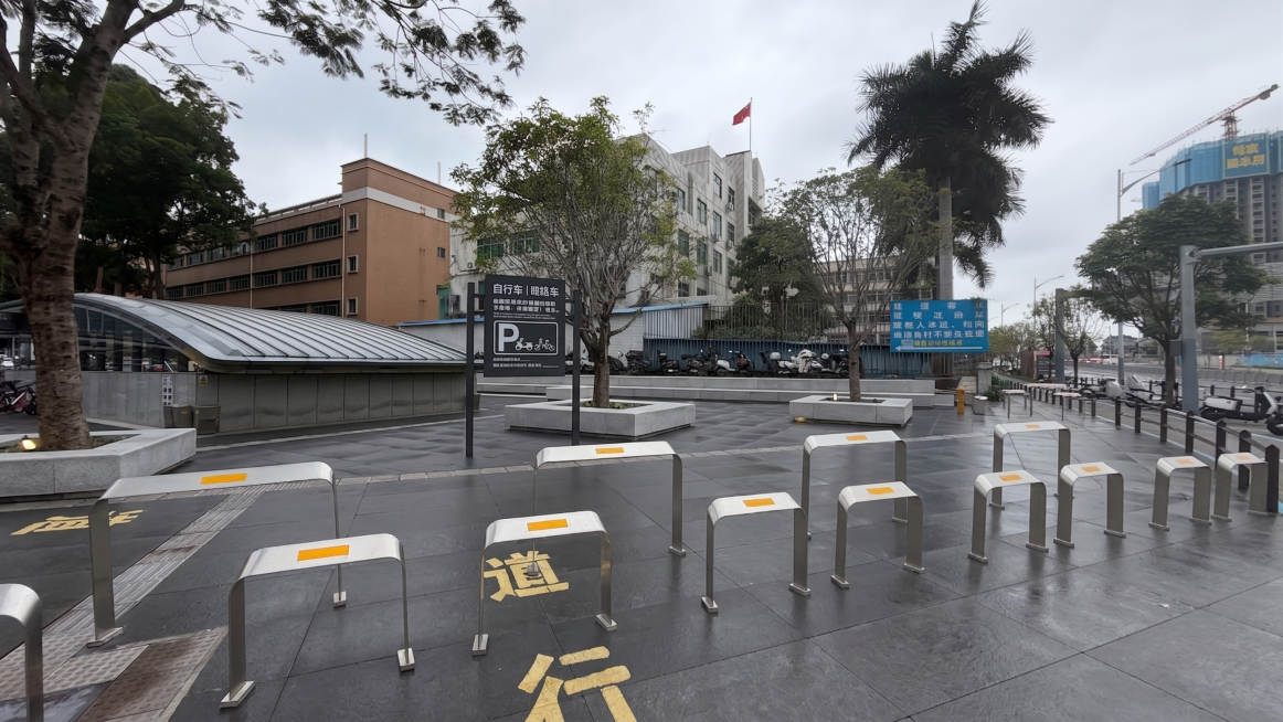 把这张图的草坪改成铺装，乔木下面做成石材树池坐凳，整体为现代简约风格预览效果