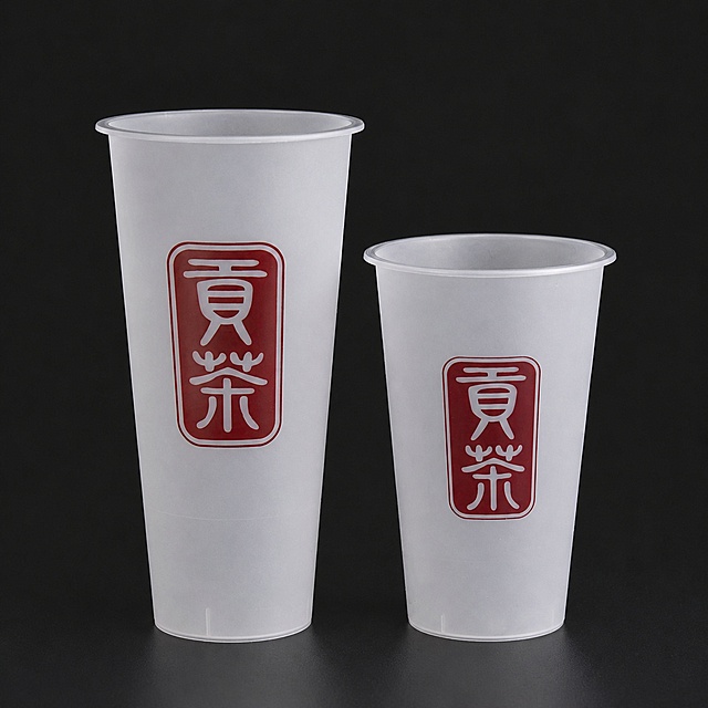 产品精修，产品置于用户指定的深色纯色背景上，专业商业棚拍光，5500K标准中性白光，轮廓光，体积光，曝光正确，强烈真实立体感，极致超清画质，细节清晰锐利，4K分辨率，商业级实拍质感，保留原图真实材质与结构细节，材质细节弱，基于原图材质恢复纹理、颗粒、折射、高光、工艺细节，避免糊成塑料感，让杯子上的文字和图案更清晰锐利，锁定原图商品颜色，多件商品逐件对应原图色相、材质光泽和分段色块边界，锁定原图商品轮廓、件数、部件位置、连接关系、标签文字和可见功能细节，只做精修不重绘结构，哑光/半哑光塑料质感，柔和漫反射，低高光，表面细腻，正视图，标准透视校正，正常透视焦段，保持同类机位，多件商品按原图顺序均衡陈列，大小一致、间距统一、对齐整齐、同一机位和近似角度，每个独立商品都要逐个摆正，逐个校准水平线和垂直轴，底部基线对齐，禁止某一件单独歪斜、倾倒或高低错位，比例1:1