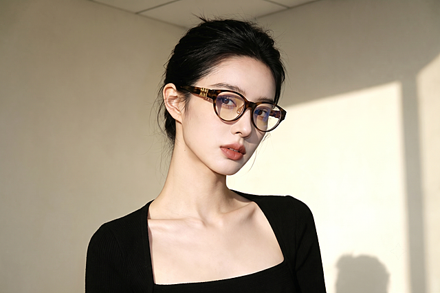 请将参考图1的【玳瑁色眼镜】1:1还原其形态、品牌标识、细节纹理、五金件等所有细节，佩戴到参考图2的模特脸上；完全保持参考图2模特的身姿、面部、发型、气质、动作不变；模特身上参考图1未覆盖的部位（基础服装、其他配饰）严格保持参考图2原样；画面背景、光影、构图、景别严格保持参考图2原样，不做改写。

参考图1的玳瑁色眼镜1:1还原所有细节，尺寸贴合鼻梁与耳侧，镜框对称贴合鼻梁，镜腿连接耳侧，镜片覆盖双眼区域，鼻托、镜框边缘、镜片反光清晰，面部五官与眼镜遮挡关系自然。

眼镜佩戴位置合理，鼻梁、耳侧镜腿贴合，遮挡关系真实；面部对称、五官自然、耳廓完整；商品与皮肤接触处有自然接触阴影与压痕；商品与人体边界清晰可分、层次分明、接触点自然贴合；入画部位人体结构正确，数量、比例、关节标准。