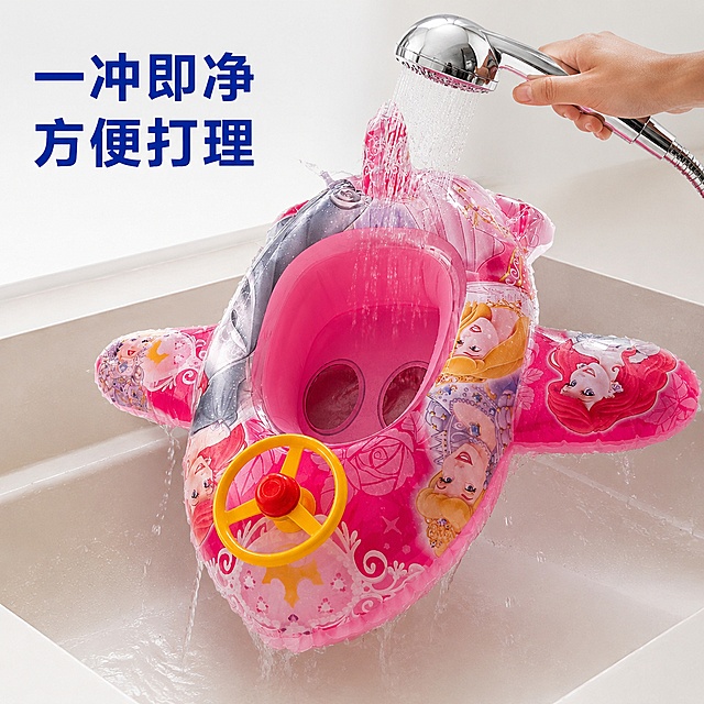 [主图-7] 易清洁维护展示。[氛围风格] 干净便捷，省心省力。[画质] 清晰真实，动作自然，画面干净。[元素] 一只手拿着花洒冲洗粉色公主款飞机艇，水流顺着艇身流下，展示PVC材质表面光滑一冲即净，产品放在浅色洗手台面上，背景简洁。保持飞机艇外观颜色结构和原图一致。[光影] 明亮室内光，水流清晰可见，质感真实。[文字版式] 左侧大标题写“一冲即净 方便打理”，深蓝色大字体，右侧无需额外信息，简洁干净。[比例分辨率] 1:1 比例，2k分辨率。[负向提示词] 变形，文字错乱，水流模糊，背景杂乱。