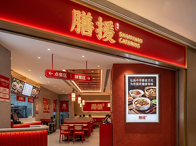 生成膳援品牌线下门店VI应用展示图，包含门店门头、店内导视牌、墙面宣传海报设计，保留原有logo不修改，红色为主色调，餐饮品牌大气风格，高清