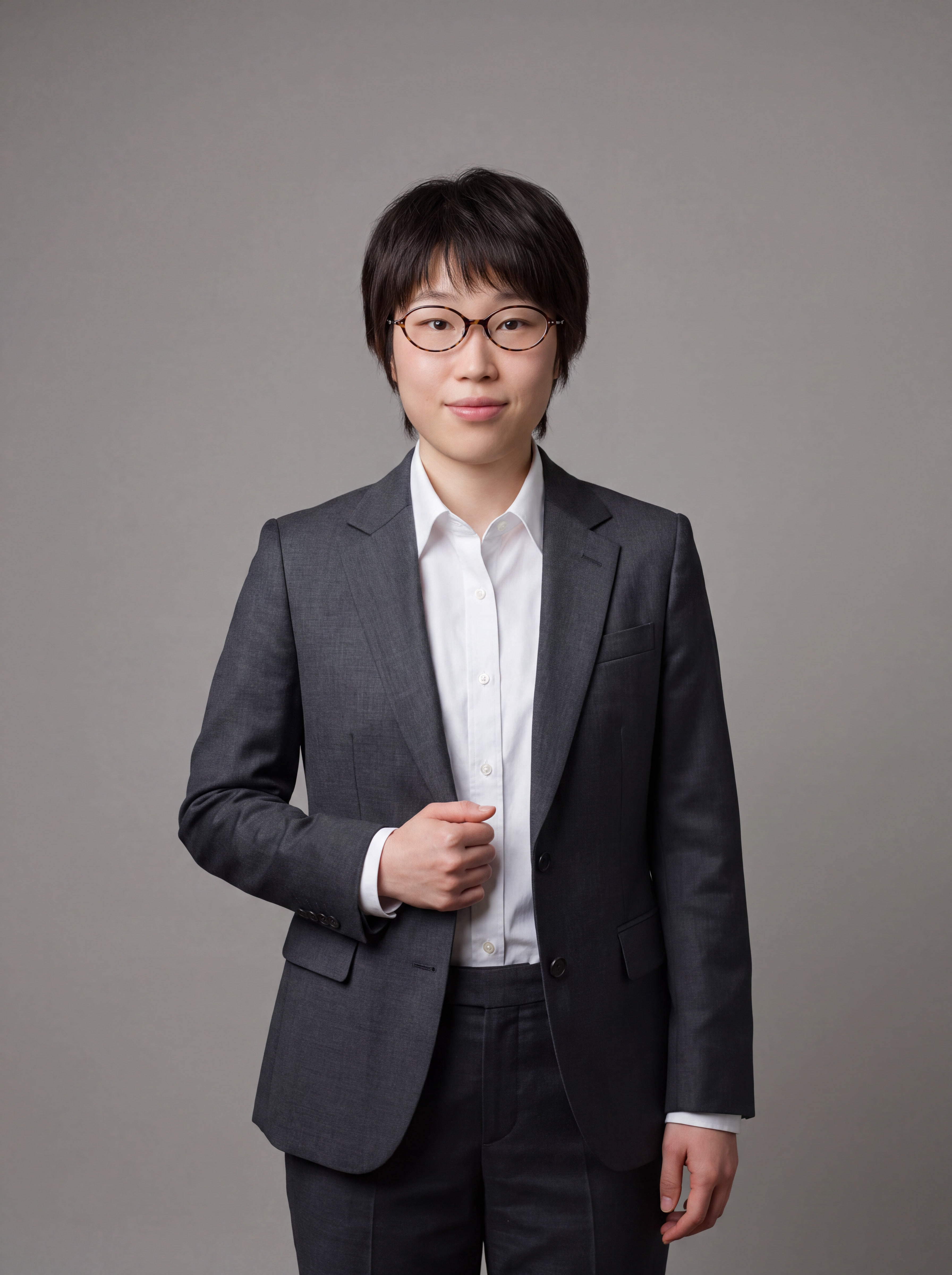 参考图中人物保留脸型、发型、眼镜、年龄等面部特征，生成职场形象… - 图片创意预览