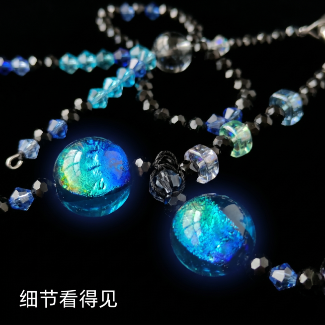 [主图 3] 蓝夜光手工串珠细节特写展示
[氛围风格] 高级微距质感，精致手工艺氛围感，淘宝天猫电商主图风格
[画质] 商业微距摄影质感，超高清细节，纹理清晰，画面干净高级
[元素] 放大特写蓝夜光石预览效果