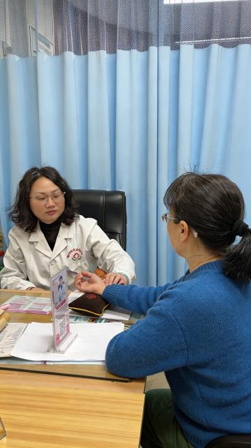 去除图片右下角的“豆包AI生成”文字，保持原图问诊场景内容、构图和风格不变预览效果