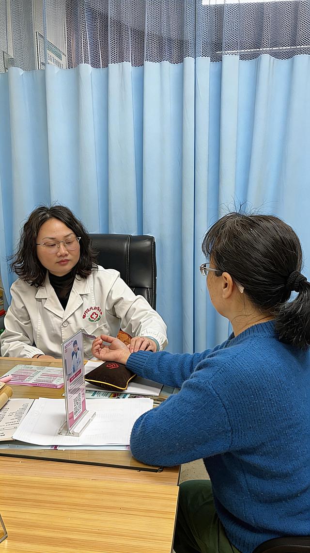 去除图片右下角的“豆包AI生成”文字，保持原图问诊场景内容、构图和风格不变