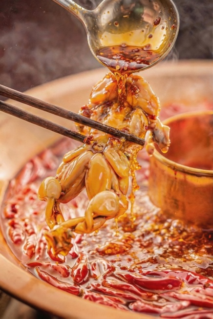 筷子夹着蛙 然后一个勺子油泼这个蛙预览效果