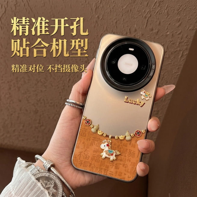 模特手持展示手机套，展示日常使用场景，基于原图产品，保留国潮复古轻奢高级风格和本命年元素，产品外观不变，模特为女性亚洲面孔，佩戴简约银饰，美甲精致，自然手持手机，背景为复古棕色墙面，左上角主标题写“精预览效果