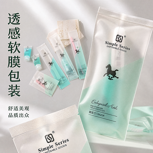 [主图-3] 绿色软膜牙具套装包装细节展示。[氛围风格] 简约干净酒店浴室风，明亮高级氛围感。[画质] 商业摄影质感、光线柔和通透、产品清晰真实、画面干净高级。[元素] 特写放大展示绿色渐变半透软膜包装细节，体现材质质感，展示包装封口工艺、印刷细节和品牌logo工艺，旁边保留完整套装作对比。保持产品外观（物理结构、材质质感、颜色）与输入产品图绝对一致，杜绝任何变形和色差，精细化处理。特写主体占比约60%，整体画面干净构图饱满，无边框。[光影] 侧逆光拍摄，突出半透软膜的清透质感，光线勾勒包装轮廓，细节清晰可见。[配色] 浅灰白色背景，突出产品本身清新绿色渐变包装，色彩干净和谐。[视角构图] 特写斜侧视角，突出材质细节，景深中等，细节清晰不模糊。[文字版式] 左侧竖排大字写“透感软膜包装”，深绿色粗体，底部小字标注“舒适美观 品质出众”，文字不遮挡主体细节。[比例分辨率] 1:1比例，4k分辨率；文字清晰锐利，画面超高清。[负向提示词] 变形，水印，文字错乱，产品图模糊，背景杂乱。