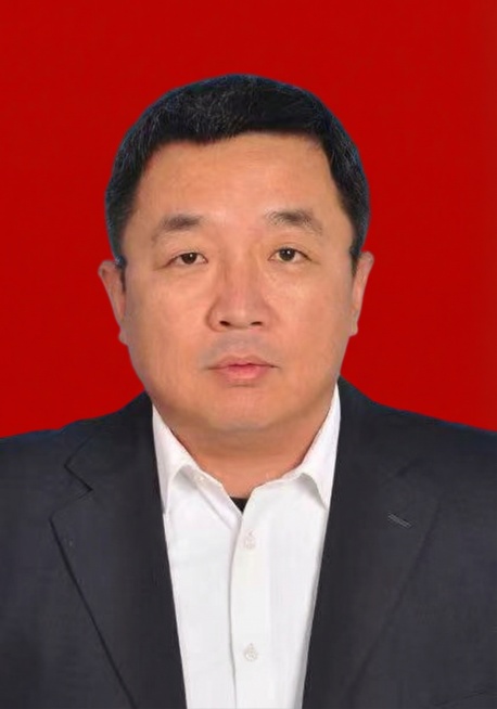 给这张证件照更换为纯色红色背景，保留人物和西装白衬衫不变，整体自然过渡预览效果