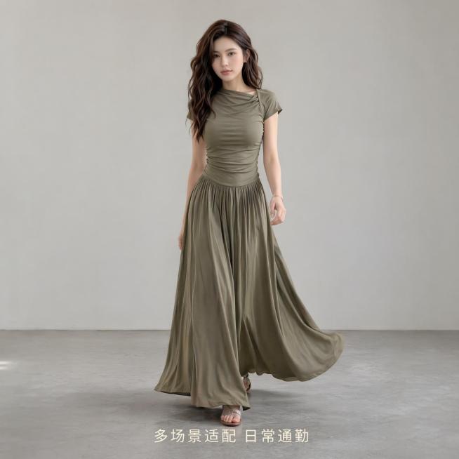 [主图-5] 卡其绿色显瘦连衣裙全身行走动态展示
[氛围风格] 高级松弛感，自然简约氛围感，柔和时尚街拍商业摄影
[画质] 商业摄影质感、光线柔和通透、产品清晰真实、画面干净高级
[元素] 同一位亚洲预览效果