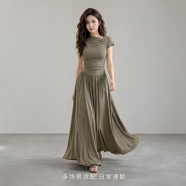 [主图-5] 卡其绿色显瘦连衣裙全身行走动态展示
[氛围风格] 高级松弛感，自然简约氛围感，柔和时尚街拍商业摄影
[画质] 商业摄影质感、光线柔和通透、产品清晰真实、画面干净高级
[元素] 同一位亚洲年轻女模特，保持模特脸型发型妆容和原图片一致，保持连衣裙卡其绿色、堆堆领短袖、腰部褶皱收腰设计、大摆长裙的外观、物理结构、材质质感和原图绝对一致，杜绝任何变形和色差，精细化处理。模特缓慢行走，裙摆自然飘逸散开，展示连衣裙动态垂坠效果和整体版型，背景为干净极简浅灰色墙面，画面满屏无边框，商品主体占比严格控制在70%左右
[光影] 柔和影棚光，均匀明亮，凸显裙摆动态纹理，层次自然
[配色] 主色调为卡其绿色连衣裙，搭配浅灰色背景，简洁高级
[视角构图] 平视角度，全身动态构图，模特完整居中，人物头部不顶边，裙摆完整展示不裁切
[文字版式] 底部居中文字"多场景适配 日常通勤"，浅色字体清晰不遮挡裙摆
[输出要求] 1:1比例，文字清晰锐利，超高清商业摄影质感
[负向提示词] 变形，文字错乱，产品图模糊，背景杂乱，水印，电商平台Logo，色差，换模特