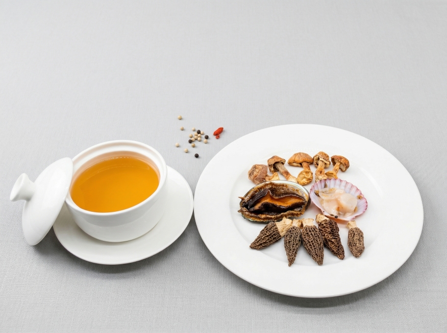 专业美食摄影精修，优化菜品光影，增强食材质感与色泽，提亮细节，去除画面杂色与反光，提升画面通透感，还原食材新鲜度，统一浅灰色底背景尺寸调整为1024*768，优化构图，提升整体高级感与商业质感，保留菜预览效果