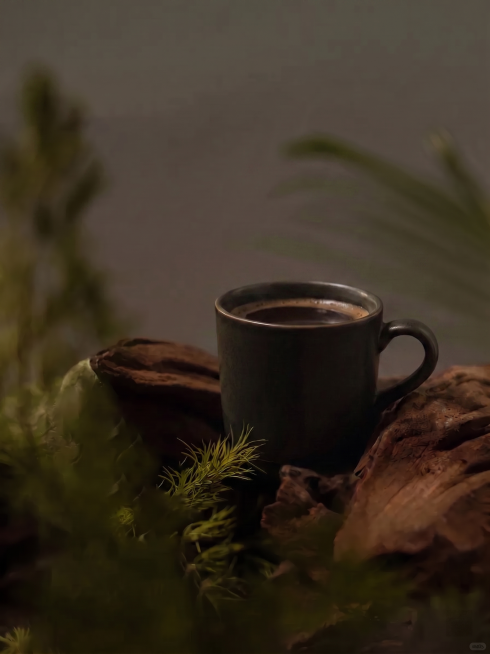 去掉咖啡杯上方的烟雾效果，将咖啡杯整体尺寸缩小一些，保持原有的画面风格、光影、色调和其他元素都不变，自然融合预览效果