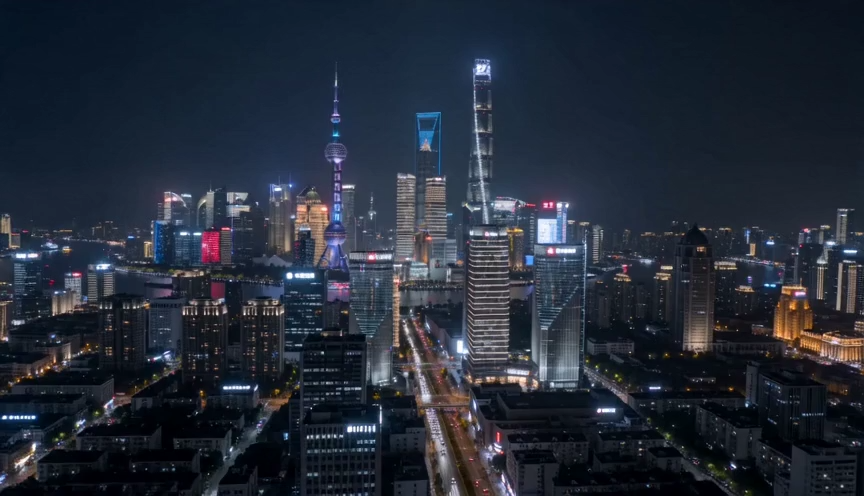 Windy city skyline at night with data holograms floating above buildings, graphs showing rapid growt预览效果