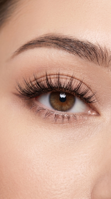 [Main Image 3] Model wearing effect display of DIY false eyelashes LC26. Close-up shot of a woman's预览效果