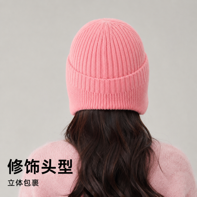 [主图-3] 防风护耳针织帽背面上头效果展示。[氛围风格] 高级感，松弛感，休闲风格；[画质] 商业摄影质感、光线柔和通透、产品清晰真实、画面干净高级。[元素] 和主图1为同一位年轻亚洲女生模特，模特预览效果