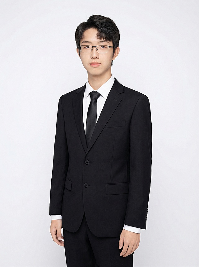 生成人物正装全身照，黑色西装白色衬衫