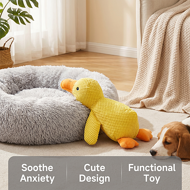 [主图 5] 宠物陪睡鸭整体效果与核心价值总结图。[氛围风格] 温馨家居场景，治愈可爱，符合欧美市场审美。[画质] 商业摄影质感，光线柔和通透，产品清晰真实，画面干净高级。[元素] 黄色陪睡鸭放置在宠物狗窝旁，整体场景为舒适的家居角落，展示狗狗独处时鸭子陪伴的场景。保持鸭子产品外观（物理结构、材质质感、颜色）与输入产品图绝对一致，杜绝任何变形和色差，精细化处理。商品主体占比约70%，满屏无边框。[光影] 暖调室内自然光，温馨柔和，整体亮度均匀。[配色] 浅暖灰色背景搭配产品黄橙色，温馨治愈，颜值与实用性兼具。[视角构图] 平视场景构图，层次分明，展示产品使用状态。[文字版式] 底部浅灰色半透明蒙层，三列卖点排版，每列英文卖点清晰展示：第一列 "Soothe Anxiety", 第二列 "Cute Design", 第三列 "Functional Toy"，白色清晰字体，不遮挡产品主体，符合跨境平台规范。[比例分辨率] 1:1比例，2k分辨率，超高清。[负向提示词] 变形，水印，文字错乱，产品模糊，背景杂乱，中文字符，夸大词汇，多余边框，敏感内容