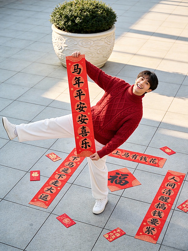 国潮风实景拍摄，红白配色凸显喜庆感，剪纸风春联与大字书法结合，传递中式年味，节日氛围浓厚。