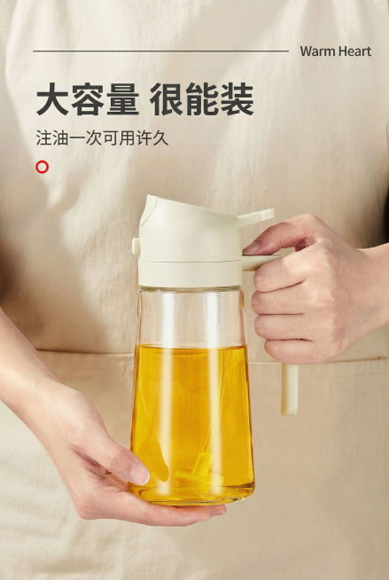 [主图9] 大容量卖点展示，优化构图和质感。[氛围/风格] 真实手持场景，突出容量大小，光影更柔和。[画面元素] 双手捧住油壶展示整体大小，更好突出大容量瓶身，油壶装有大半瓶食用油，通透感更强，背景浅预览效果