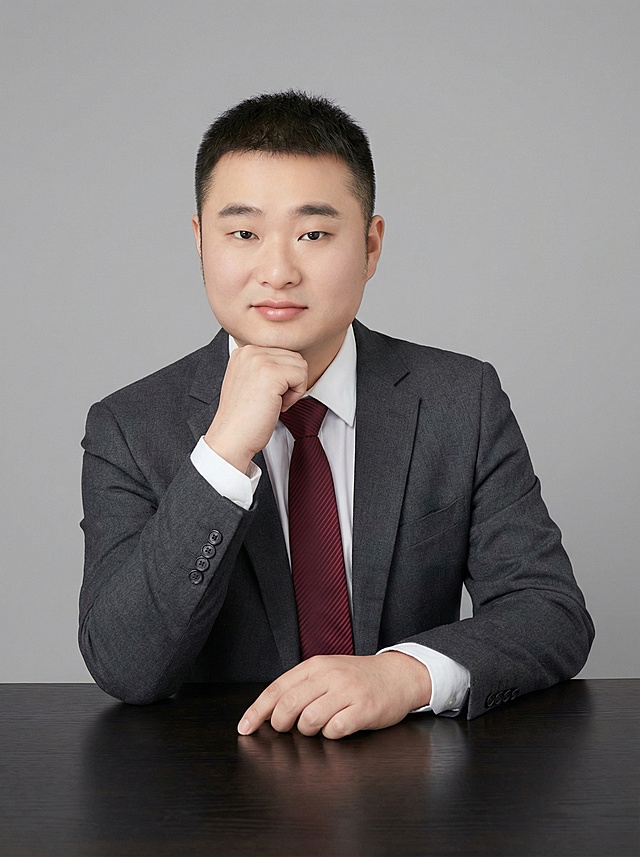 帮我生成图片：这是我的职业照，帮我按照我的照片，换不同西装，1. 单手插兜侧身站
2. 双手交叉抱胸站姿
3. 手肘支撑桌面坐姿
4. 侧身轻靠墙面/桌边站姿
5. 双手自然垂身正面站
6. 单手托腮桌面坐姿
7. 手持职业道具自然站姿
8. 侧身回头搭椅背坐姿
9. 单手搭椅背侧身站姿
10. 胸前比OK手势站姿，我要十张不同的图片，人物必须是我，不要改动。3：4比例。