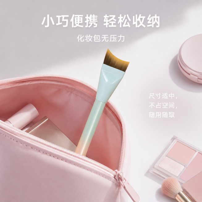 严格还原上传的美妆镰刀型粉底刷产品外观，置于简约浅粉色化妆包中，背景为干净的白色桌面，搭配少量浅色系美妆工具作为点缀；产品外观必须与参考图完全一致，不得改变任何细节；保持产品的真实材质质感（刷柄珠光，预览效果