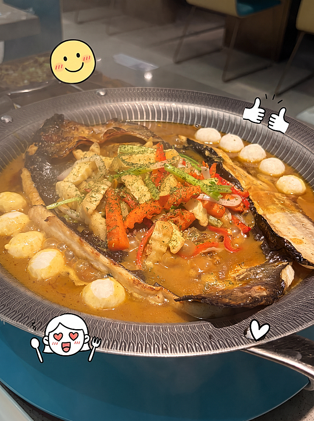 为这道美食图片添加几个可爱、简约的手绘表情贴纸，保持原有菜品清晰不变，调整图片比例为3:4，适配小红书风格，画质清晰