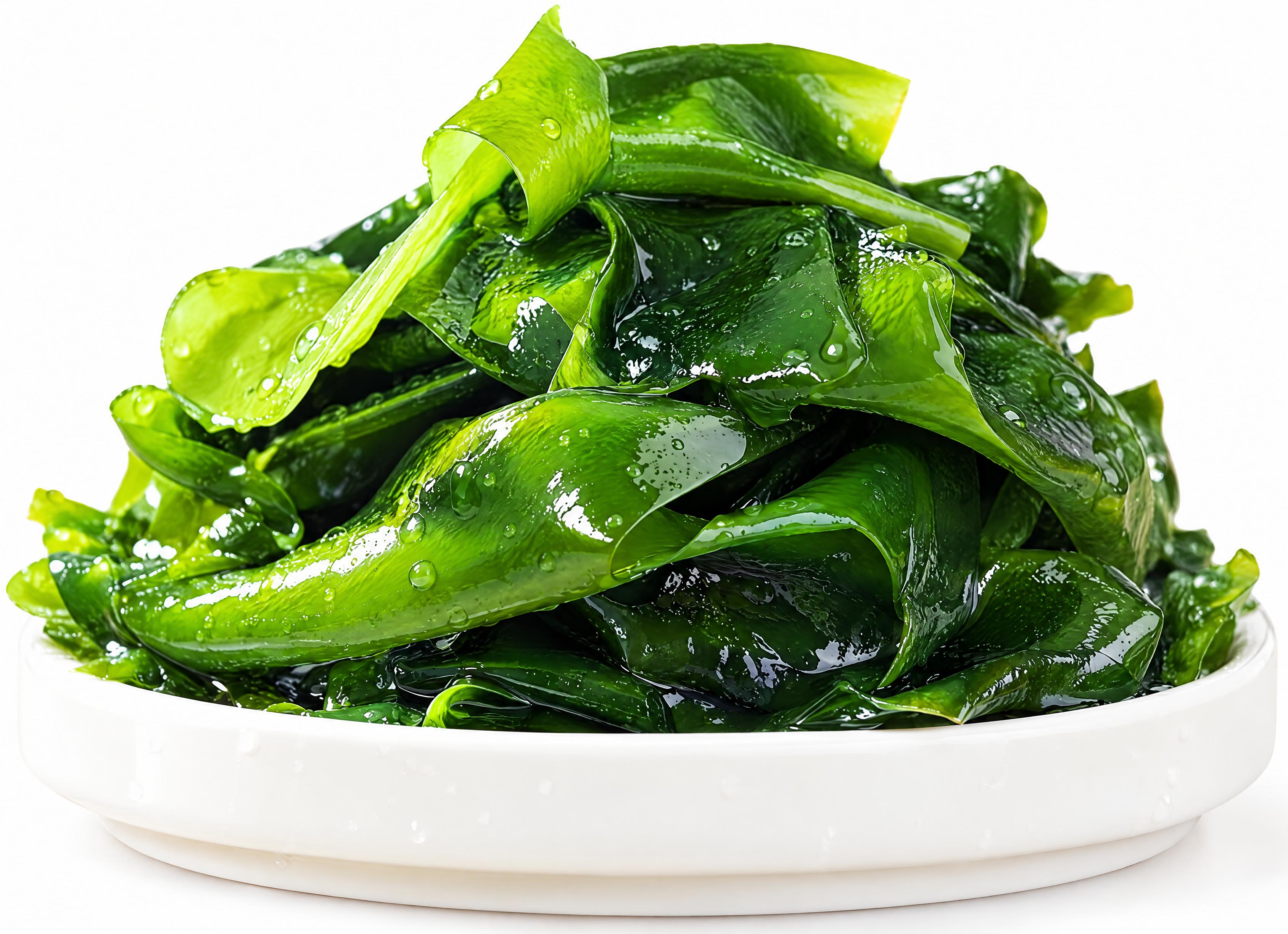 参考图片的美食摄影风格，重新生成一盘新鲜翠绿的裙带菜，堆放在白… - 图片创意预览