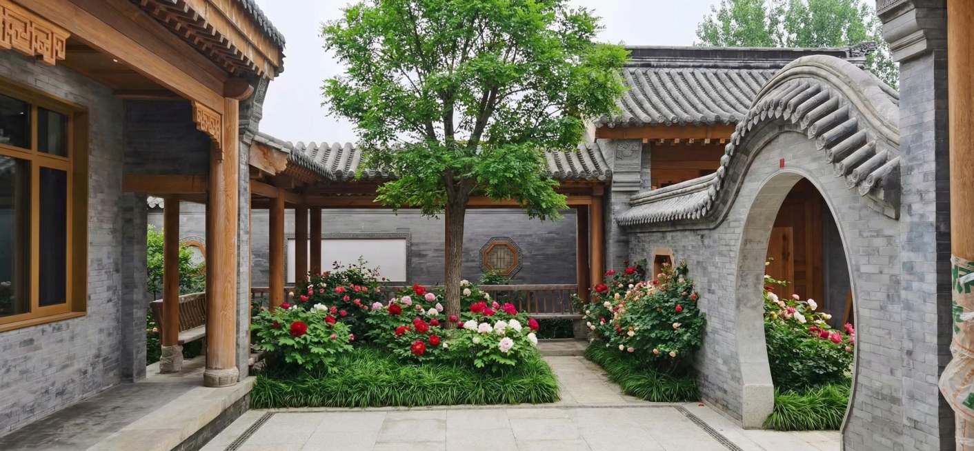 为中式四合院庭院黄土区域填充河南适配园林景观，以国槐为乔木，搭配牡丹、月季灌丛，麦冬草作为地被，营造层次分明的四季景观预览效果