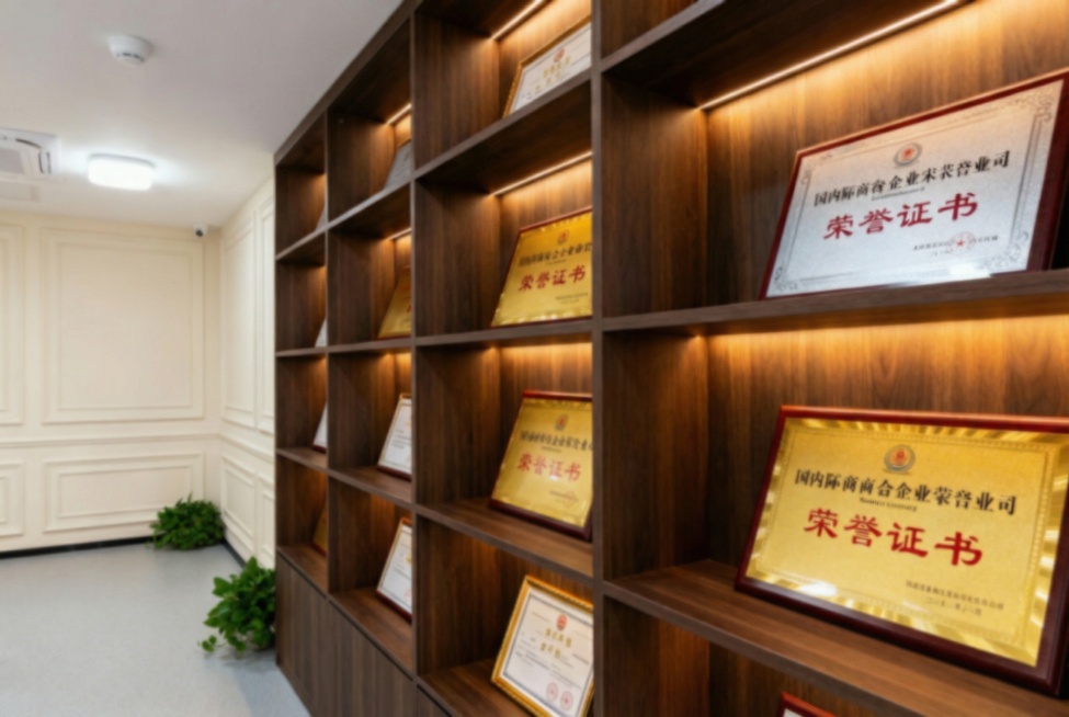 拉远虚化，不要露出明显的文案，会降低真实感预览效果