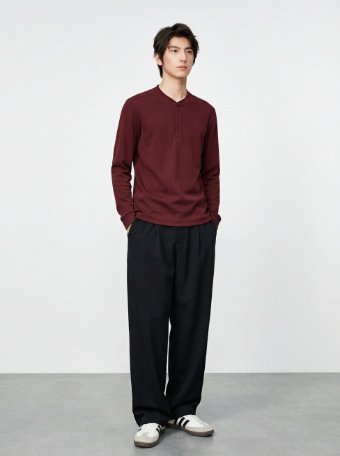 服装贴合：将挂牌图穿到模特身上。衣服完全贴合模特身形，无违和感，保留白底图衣服原有版型 
场景：灰色地面与白色背景，光线自然，背景简洁
画质要求：写实，8k，高细节，对焦清晰，光线自然，无变形预览效果