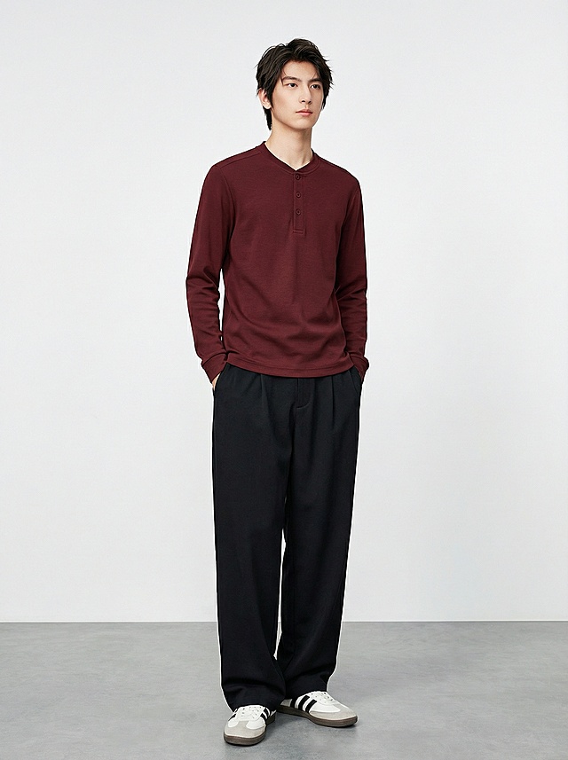 服装贴合：将挂牌图穿到模特身上。衣服完全贴合模特身形，无违和感，保留白底图衣服原有版型 
场景：灰色地面与白色背景，光线自然，背景简洁
画质要求：写实，8k，高细节，对焦清晰，光线自然，无变形