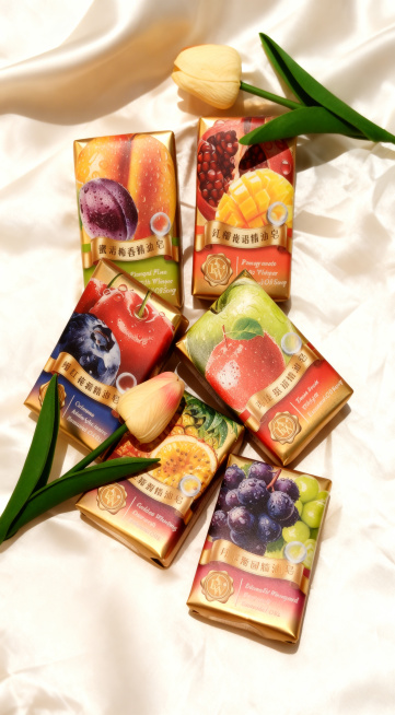 绝对锁定原图背景，修复背景瑕疵，保持背景光影与商品一致。
专业商业棚拍光，5500K标准中性白光照明，轮廓光，体积光，柔和接触阴影，曝光绝对正确，主体居中占比60%-80%。
六块水果图案精油皂商品，预览效果