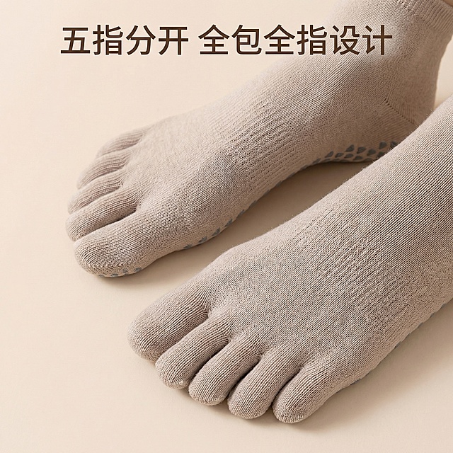 [垫图] https://gdesign-dam-hz.dancf.com/35953896768002180/842d3a50fada47389fb61e8aba4c6e0e.png
[主图主题] 五指分开结构展示
[氛围/风格] 简约清晰，结构突出
[画面元素] 模特脚趾舒展，清晰展示五指分开设计，每个脚趾独立包裹，完整呈现全包全指设计结构，背景浅米色纯色，突出结构细节，自然光线柔和。
[配色色系] 主色调：浅卡其（袜子），辅助色：浅米（背景）
[视角构图] 平视特写，脚趾区域居中
[文字版式] 主标题“五指分开 全包全指设计”，顶部悬浮排版，字体为无衬线深棕色，简约不遮挡结构。
[分辨率] 2k