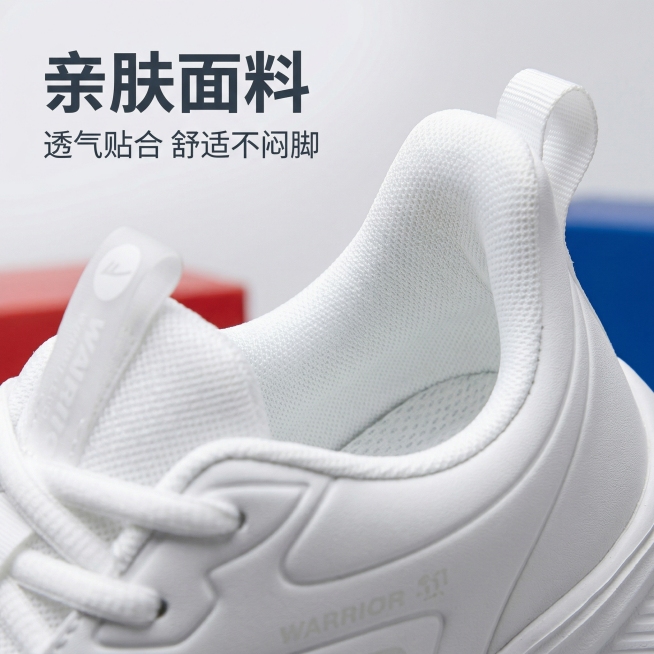 [主图 2] 回力白色运动鞋亲肤面料卖点展示
[氛围风格] 专业运动风，细节特写质感
[画面元素] 商业摄影质感、光线柔和通透、产品清晰真实、画面干净高级。特写展示鞋子鞋口和内衬部分，突出亲肤面料材质预览效果