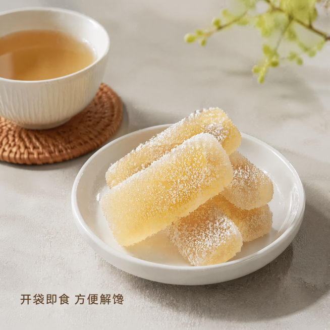[主图-4] 冬瓜蜜饯食用场景体验图。
[氛围风格] 生活氛围感，真实自然，唤起购买联想。
[画质] 商业摄影质感，光线柔和通透，产品清晰真实，画面干净高级。
[元素] 保持冬瓜蜜饯产品外观、颜色、质预览效果