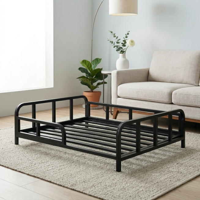 基于参考图重新生成商品场景图，保持黑色狗床主体结构不变，狗床保持空旷无物品，提升清新感，放置在浅色系北欧风客厅，浅灰色沙发旁，柔和侧逆光，加入白色花瓶和绿植点缀，明亮通透，低饱和度色调，突出产品主体，预览效果