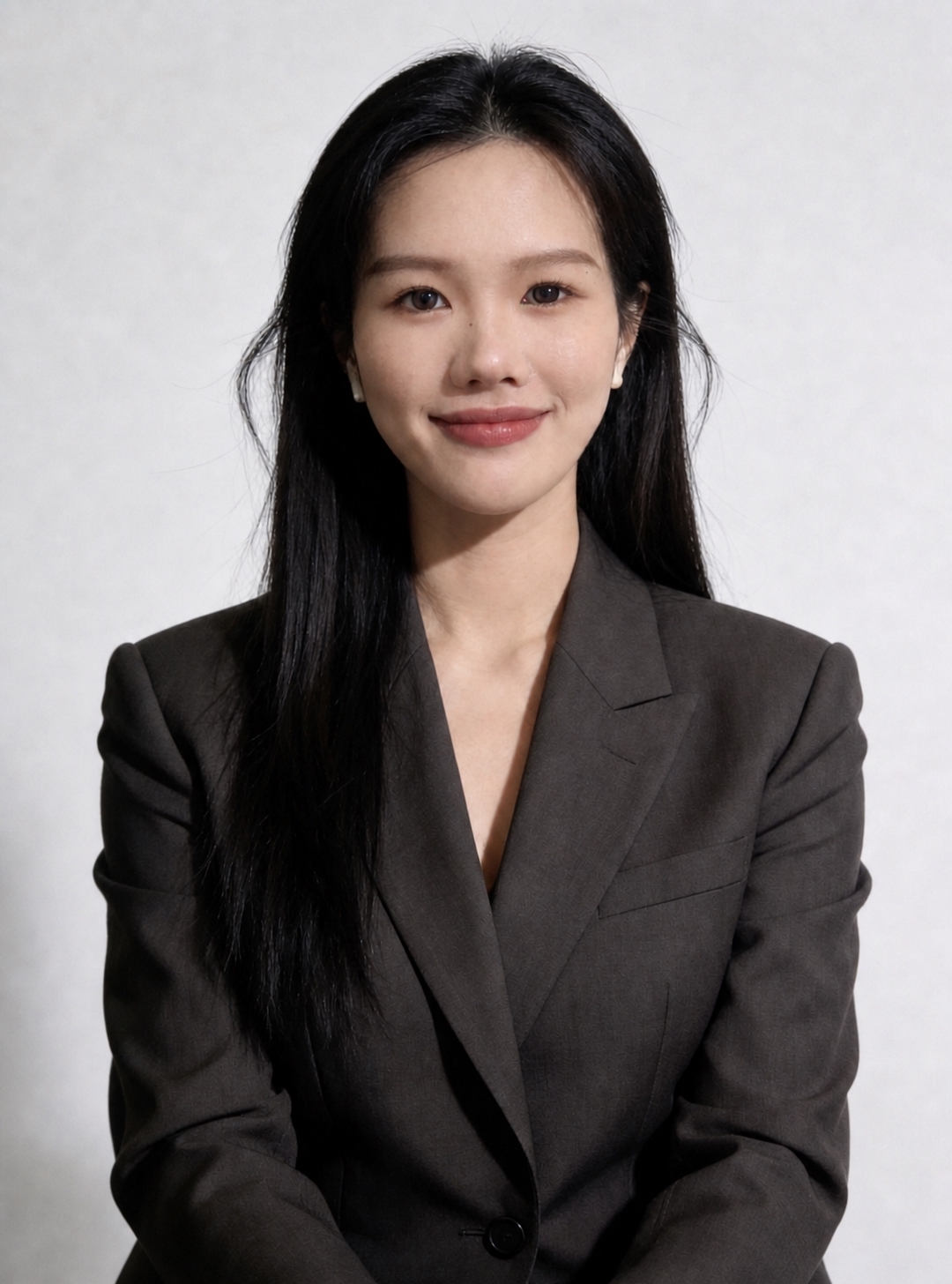 去除画面底部左右两侧的椅子扶手，保持人物和背景完整自然，修复被… - 图片创意预览