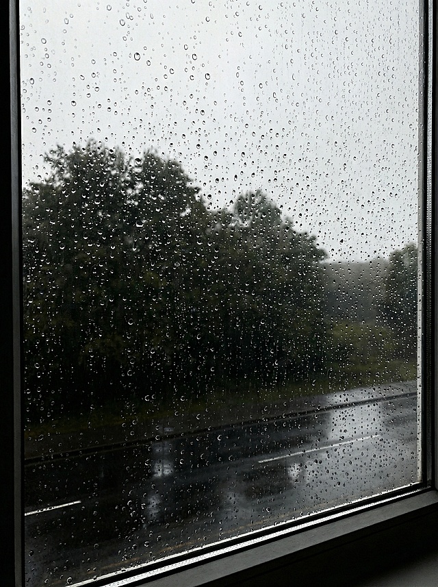 强化玻璃上的雨滴质感，呈现清晰的雨珠形态
