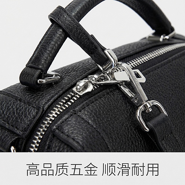 [垫图] https://gdesign-dam-hz.dancf.com/35921309332658256/2b30c9c2360240dea5e0dd6ff2389079.jpg https://gdesign-dam-hz.dancf.com/35921311550918695/9620caaa54a1479da95d471257e18018.jpg
[主图主题] 黑色真皮包包五金配件细节图
[氛围/风格] 简约精致，金属质感凸显
[画面元素] 特写展示银色拉链五金和手提连接配件，金属光泽清晰明亮，和黑色牛皮形成材质对比，背景纯净浅灰色，突出配件的精致工艺
[配色色系] 主色调：黑色（牛皮）；辅助色：亮银色（五金）、浅灰（背景）
[视角构图] 微距特写，五金配件位于画面视觉中心
[文字版式] 底部小字文案“高品质五金 顺滑耐用”，字体简洁无衬线浅灰色，不遮挡细节
[比例分辨率] 1:1 比例，2K分辨率