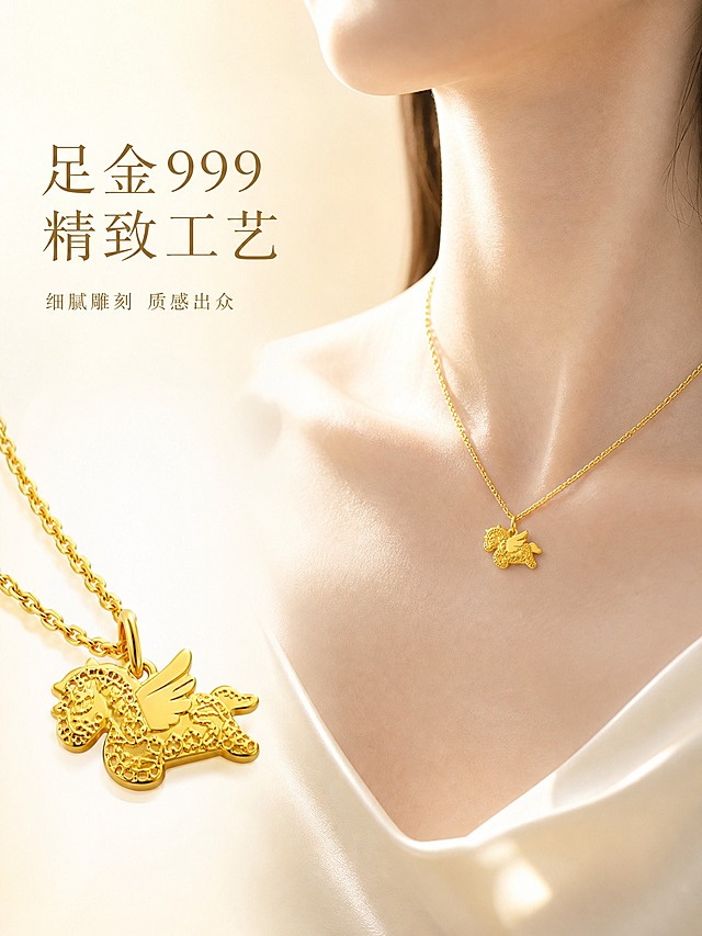 [主图-2] 黄金小飞马套链 材质工艺与佩戴展示 突出足金质感与上身效果。
[统一基调] 抖音3:4竖版 珠宝商业摄影风格 奶油香槟金渐变背景 柔光箱高光 窄条轮廓光勾边 整体精致克制 高透光微距质感 字体使用纤细文艺衬线体 标题字色为深香槟金 辅助字色为浅灰金 无厚重色块 画面干净高级。
[画面] 画面右侧为女性颈部局部佩戴特写 模特肤色白皙 穿着米白色真丝上衣 领口微露 黄金小飞马套链佩戴在锁骨位置 小飞马吊坠自然垂落在锁骨中央 链条贴合颈部曲线 展示佩戴比例与优雅效果 左侧留白区域放置产品静物小图 小飞马吊坠微距特写 展示吊坠表面雕刻纹理与翅膀细节 旁边配两行简短文案 主标题 "足金999 精致工艺" 副标题 "细腻雕刻 质感出众" 文字不遮挡主体。
[光影质感] 自然光与影棚柔光结合 佩戴部分皮肤质感真实自然 黄金饰品在皮肤上有真实反光 吊坠微距部分金属高光清晰 雕刻纹理层次分明 无过曝 无脏点。
[配色] 背景奶油白渐变浅香槟金 产品足金黄金色 皮肤自然白皙 文字深香槟金 整体暖调统一。
[文字版式] 左侧上方主标题 足金999 精致工艺 纤细衬线体 深香槟金色 字号较大 下方副标题 细腻雕刻 质感出众 同字体 浅金色 字号缩小50%以上 文字左对齐 放在负空间。
[输出要求] 比例3:4 文字清晰 产品清晰 佩戴自然真实 负向 变形 错字 模糊 面部出现 手指畸形 塑料感 水印 平台Logo 产品穿模。